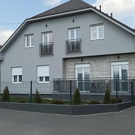 Aaapartmani Indjija Indija Exterior photo